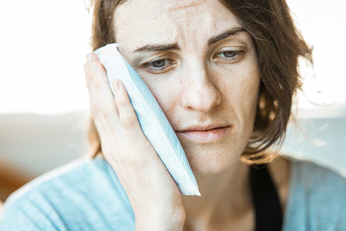 Douleur dentaire intense : causes, solutions rapides et urgence